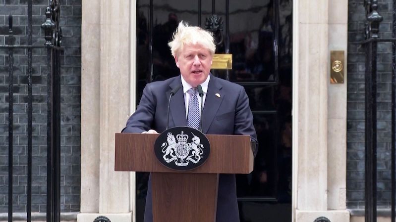 Britský premiér Boris Johnson oznámil rezignaci